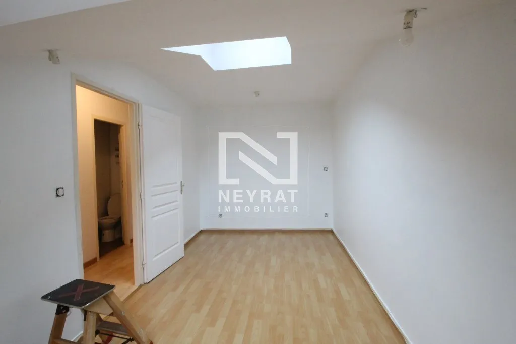 Toad - 2-Bedroom Flat with City Centre Proximity in Louhans