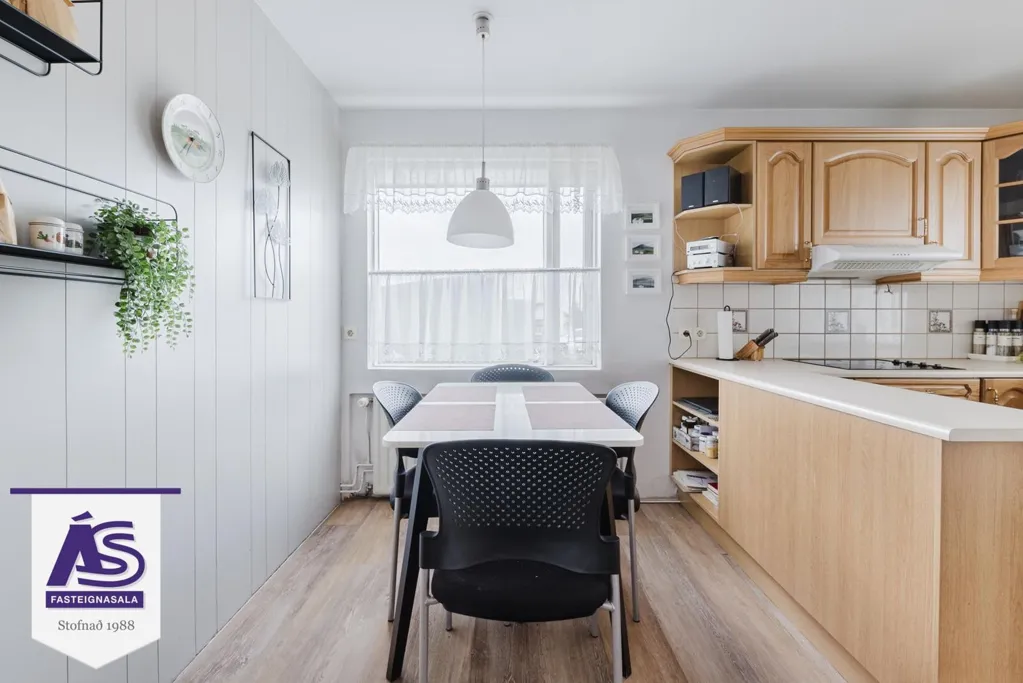 Sala da pranzo - House with Garden and Pool in Hafnarfjörður