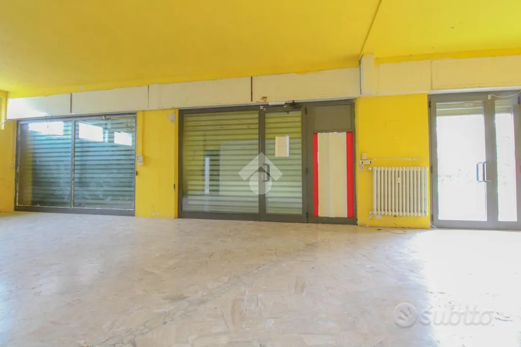 Garage - Office with Large Windows in Mozzo