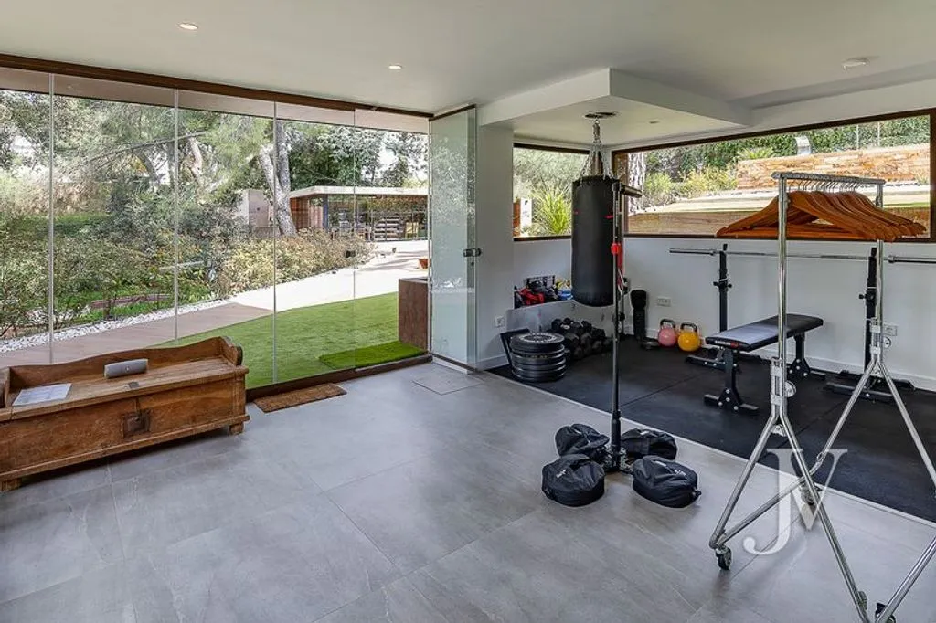 Toad - Luxury Villa with Pool in Montealina, Madrid