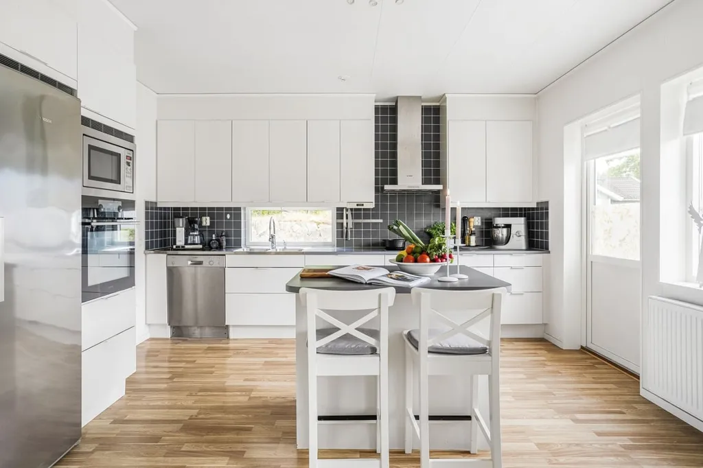 Cuisine - Modern 1-Plan Villa with Garden in Suburb