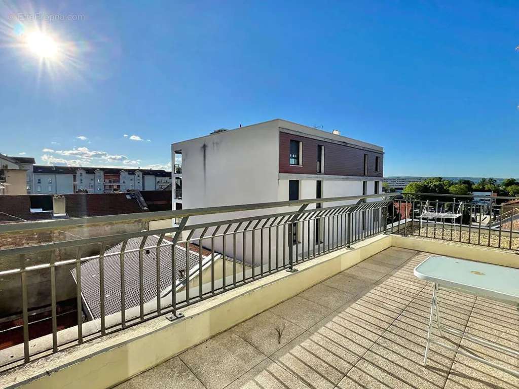 Balcon - Appartement T4 avec Garage dans l'Hypercentre de Bourgoin-Jallieu