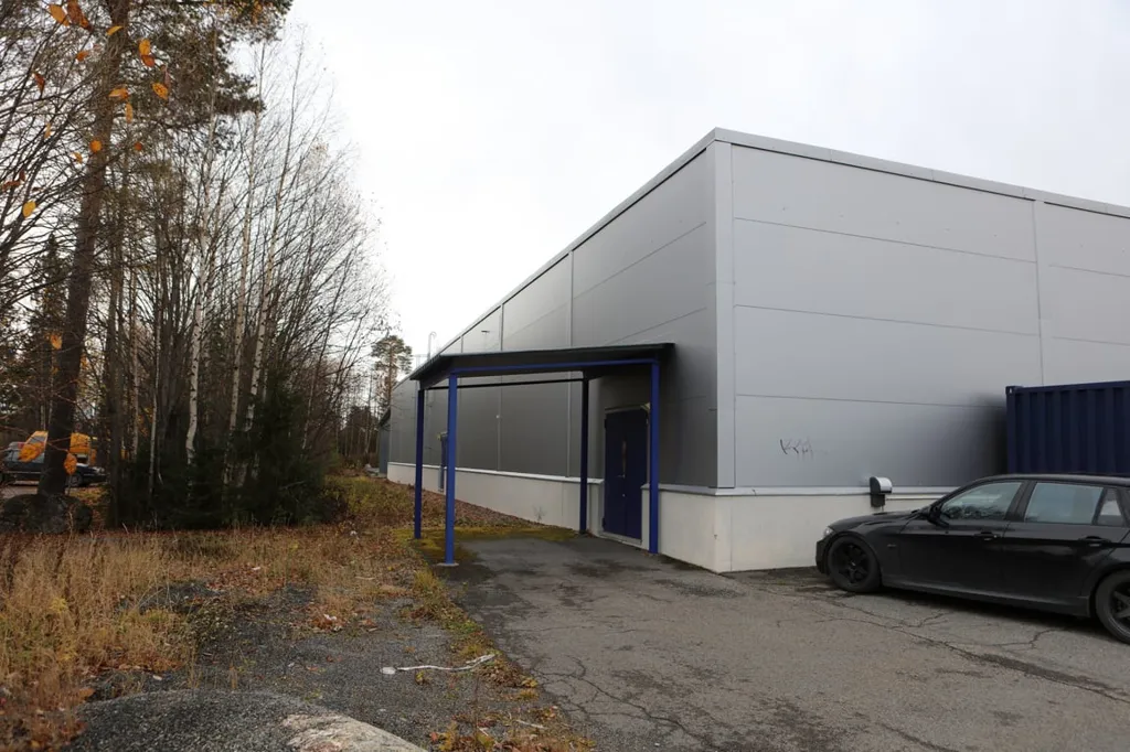 Extérieur - Large Property with Ample Parking near E14