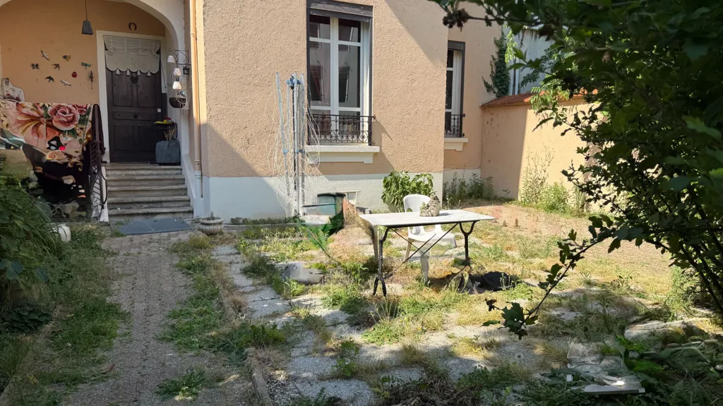 Jardín - Charming Townhouse with Courtyards in Villeurbanne