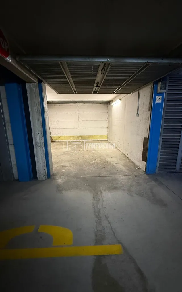 Garaaž - Parking Box near Piazza Caserta, Milan