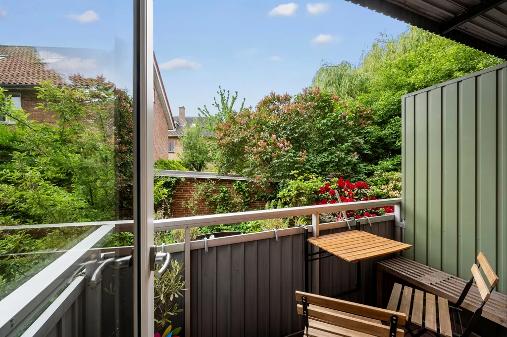 Balcon - Charming 3-Bedroom Flat with Balcony in Ordrup