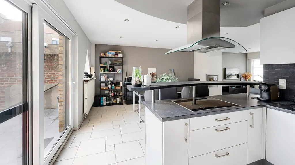 Köök - Spacious House with Sunny Garden in Heist Centre