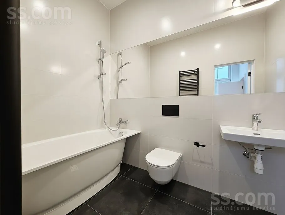 Salles de bain - Three-Bedroom Apartment with Central Location in Riga