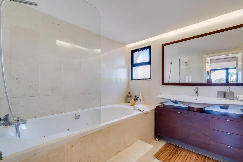 Bathrooms - Sea View Villa with Pool in Alvor