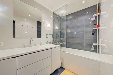 Vannitoad - 4-Piece Apartment with Balcony in Yerres