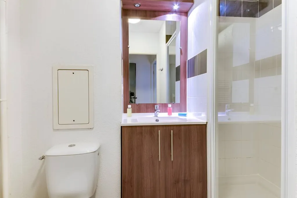 Salles de bain - Appartement Meublé dans Résidence Étudiante à Vanves