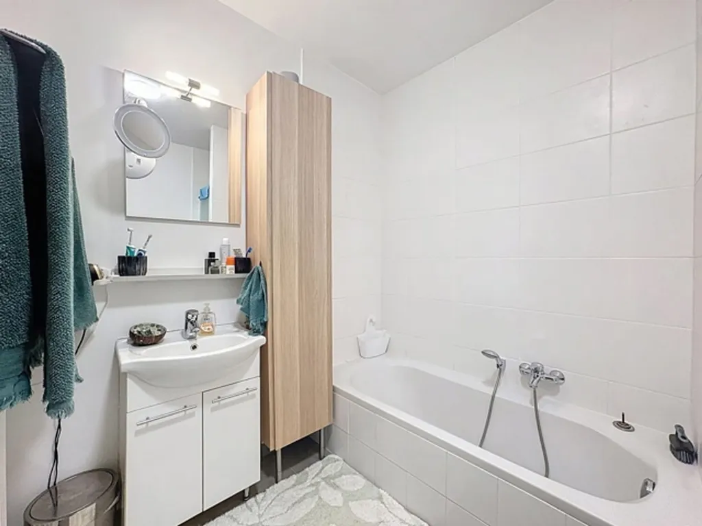 Bathrooms - Spacious Apartment with Terrace in Chaudfontaine