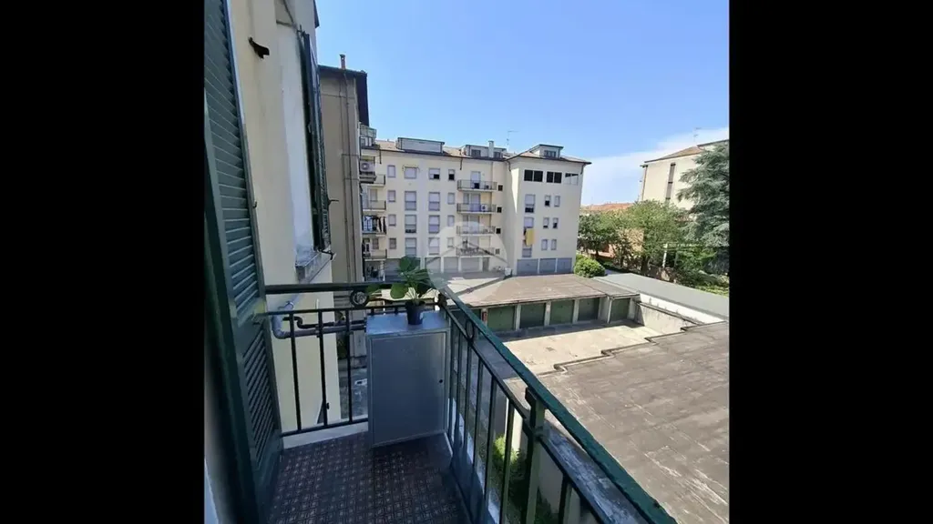 Balcone - Appartamento con balcone in centro a Voghera