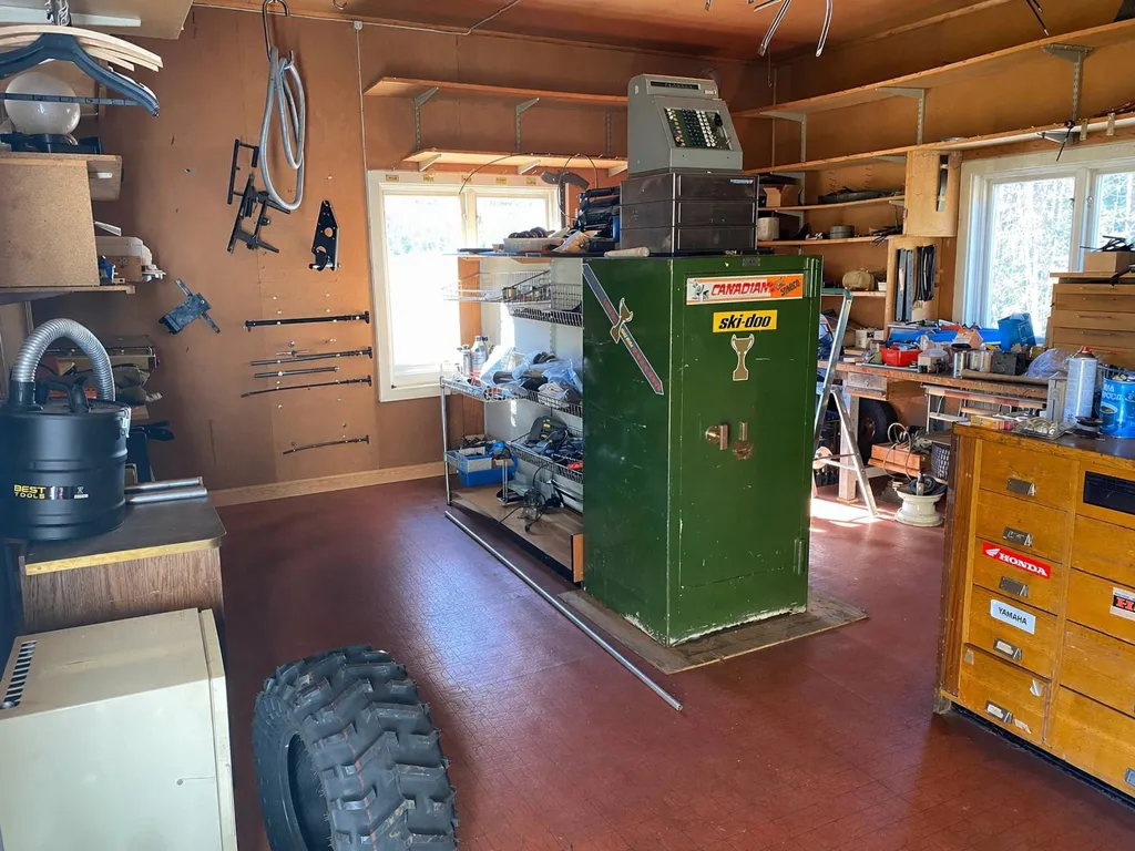 Garaaž - Charming Villa with Garden in Älvdalen
