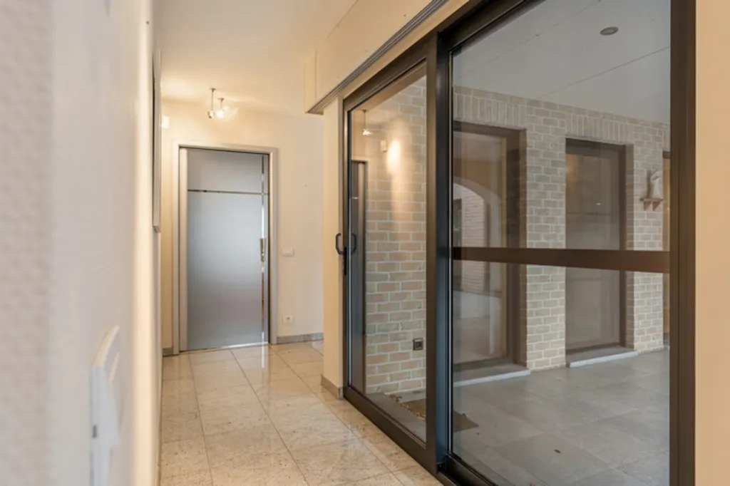 Ingresso - Architectural U-Form Villa with Garden in Geel