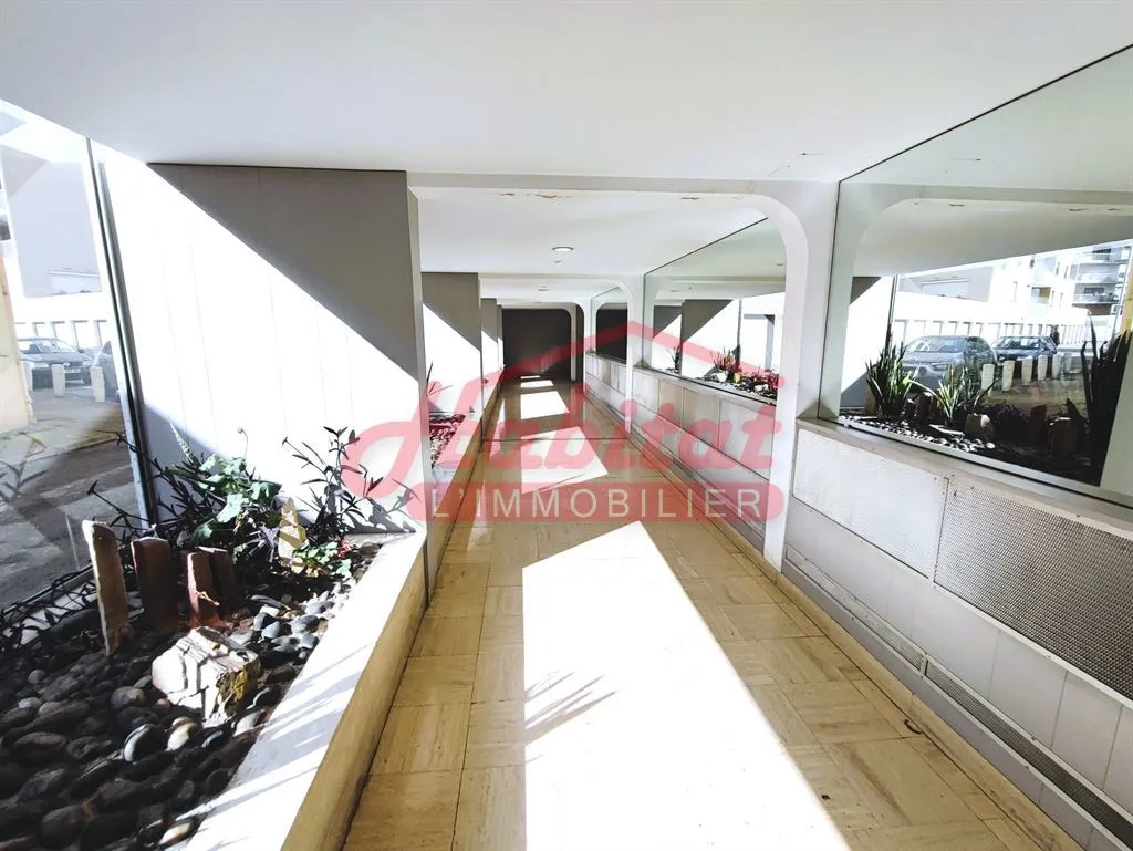 Hallway - 4-Piece Flat with Balcony in Chelles Centre