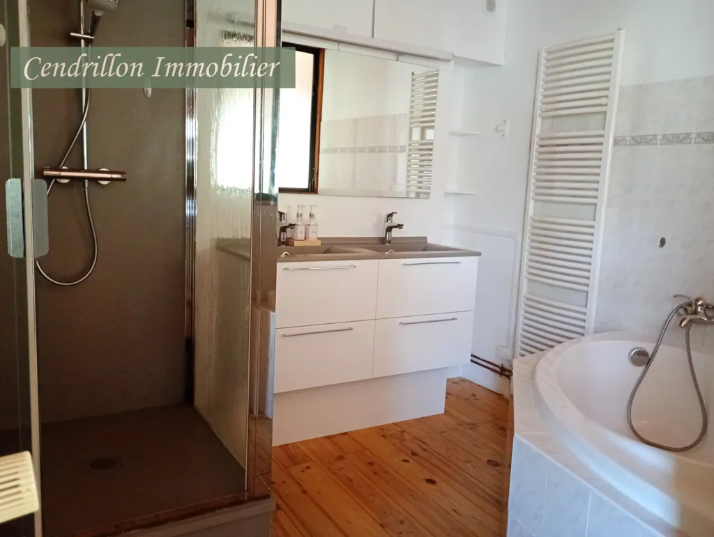 Salles de bain - Maison en Pierre avec Dépendances et Jardin à Proximité