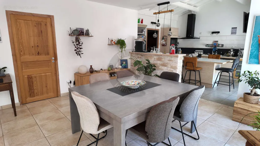 Salle à manger - Maison Contemporaine avec Terrasse à Proximité