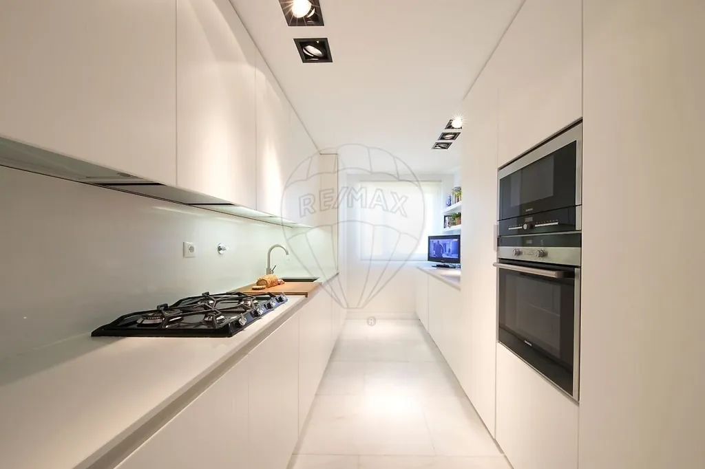 Cuisine - Lisbon Condo with Terrace and Fireplace
