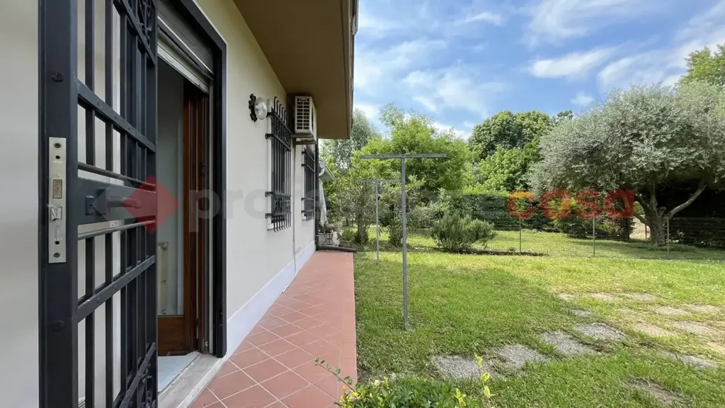 Aed - Semi-detached Villa with Garden in Erbe'