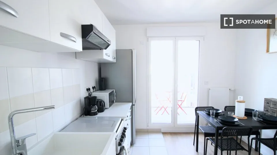 Cuisine - Chambre dans Appartement 4 Pièces à République, Paris