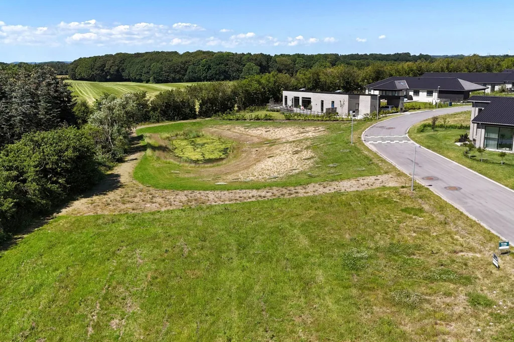 Aerial - Year-Round Plot with 4G Coverage in Årslev