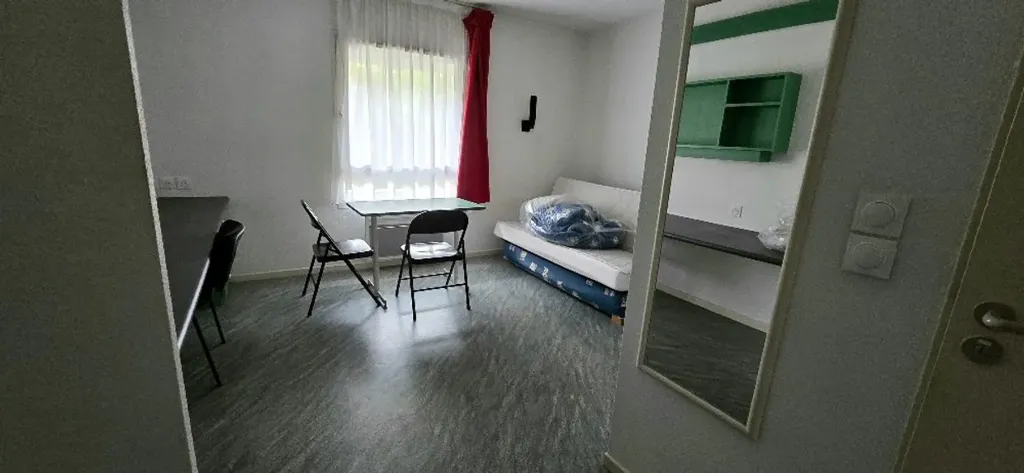 Bedrooms - Studio in Student Quarter with Amenities