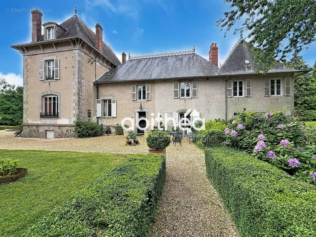 Extérieur - Château avec Piscine et Jardin à Bussière-Galant