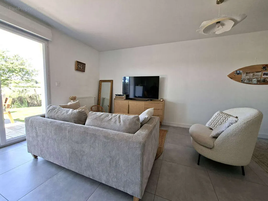 Séjour - Maison Récemment Construite avec Terrasse à St-André-des-Eaux