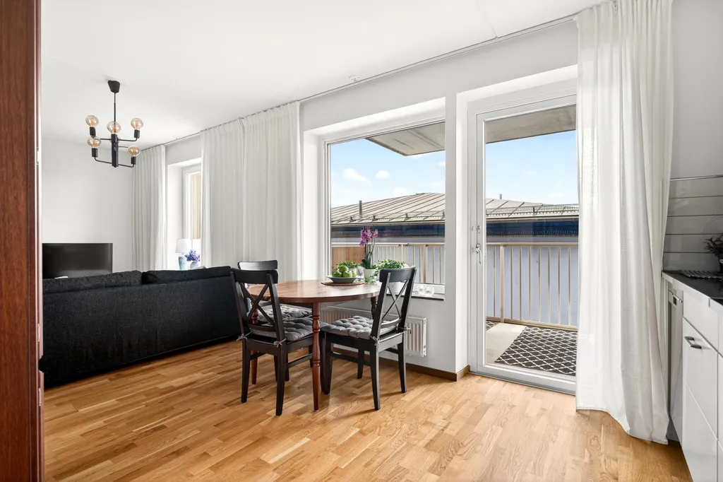 Sala da pranzo - Modern 1.5-Bedroom Flat with Balcony in Kungsängen