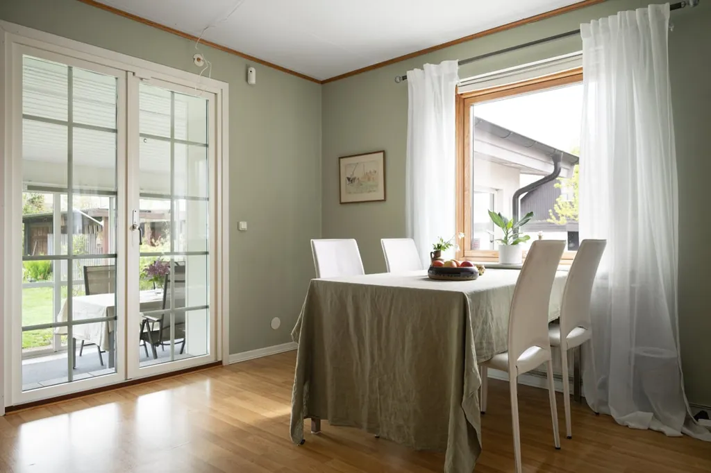 Salle à manger - 1½-Storey Villa with Glazed Veranda in Stackedala