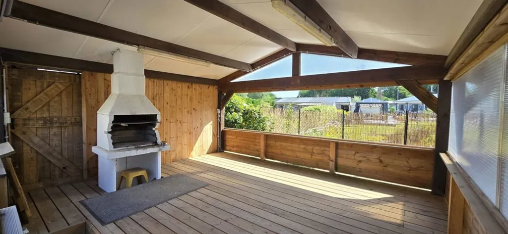 Terrasse - Caravane 2 Chambres avec Vue sur l'Étang à Forges