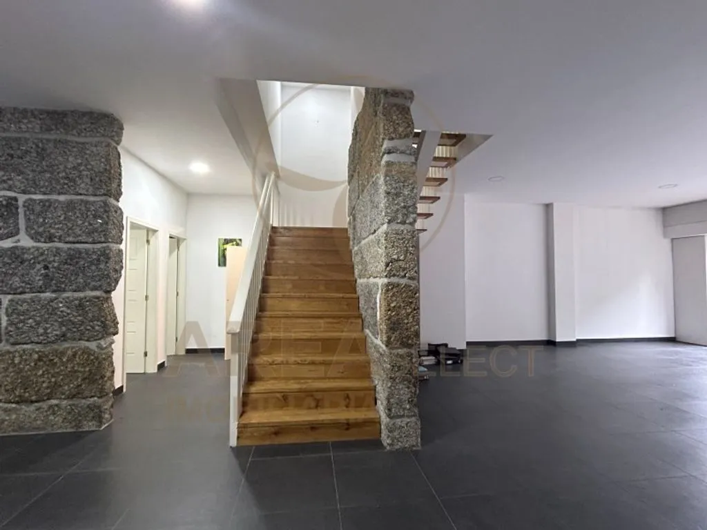 Toad - Luxury T5 House with Garden in Guimarães