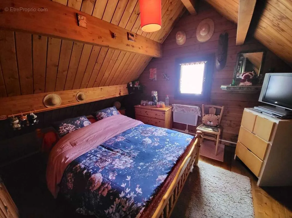 Bedrooms - Quebec-Style Chalet with Pool in Longwy