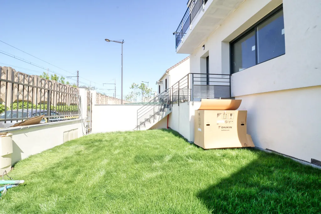 Garden - Family Home with Balcony in Antony