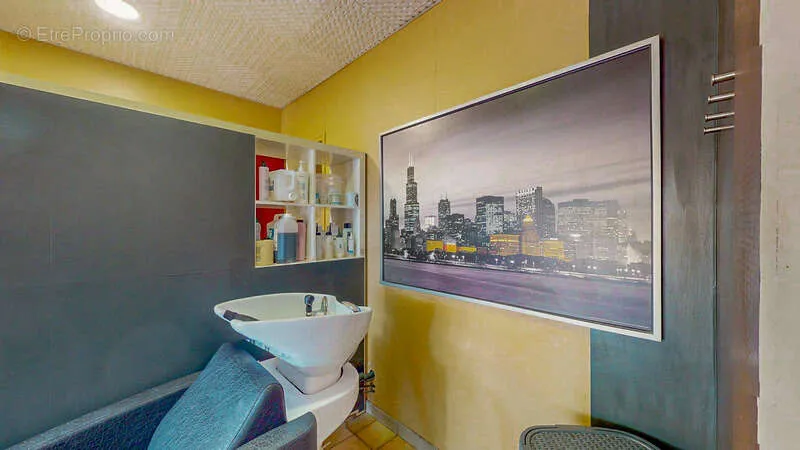 Bathrooms - Coiffure Salon with Market View in Douarnenez