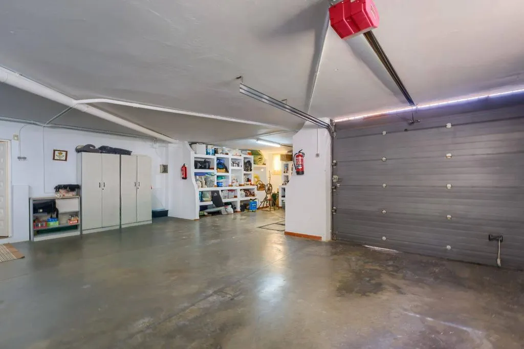 Garage - Luxury Villa with Pool in Tomares