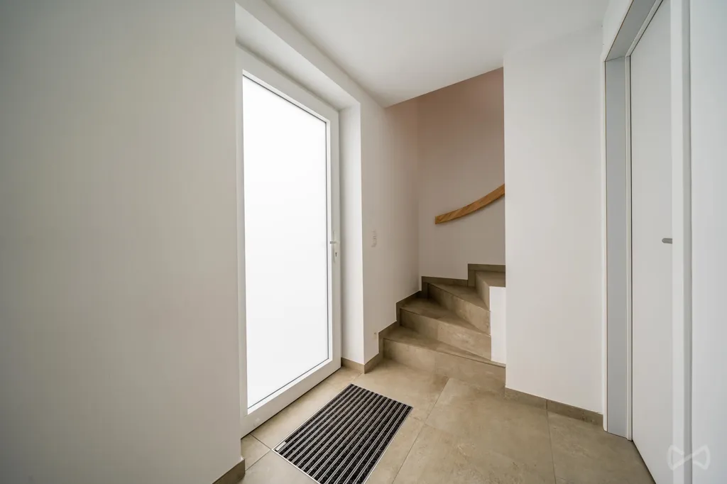 Esik - Recent Maison de Maître with Garden in Nivelles