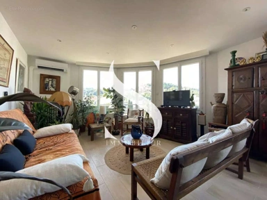Séjour - Appartement Rénové avec Vue Dégagée à Vallauris