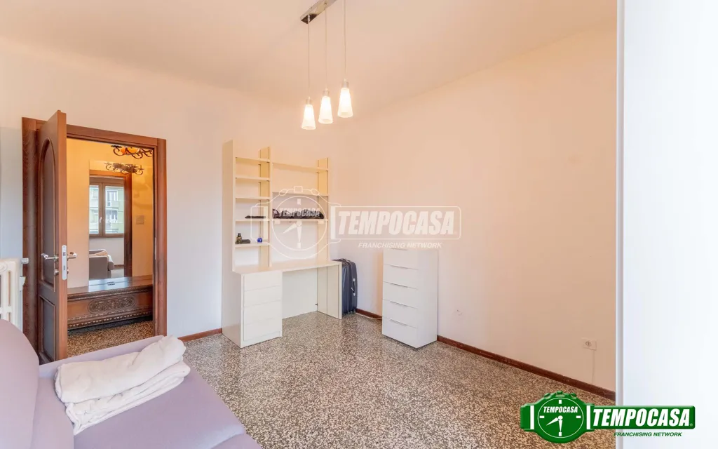 Chambres - 1960s Apartment with Double Exposure in Milan