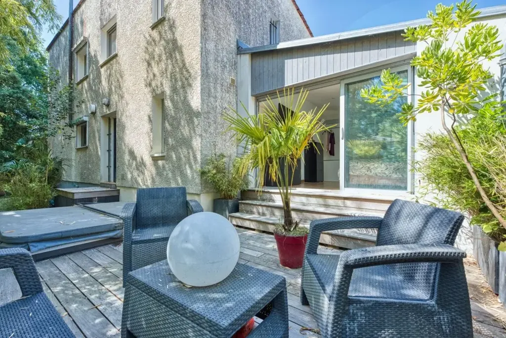 Terrazza - Architectural House with Patio near Pessac