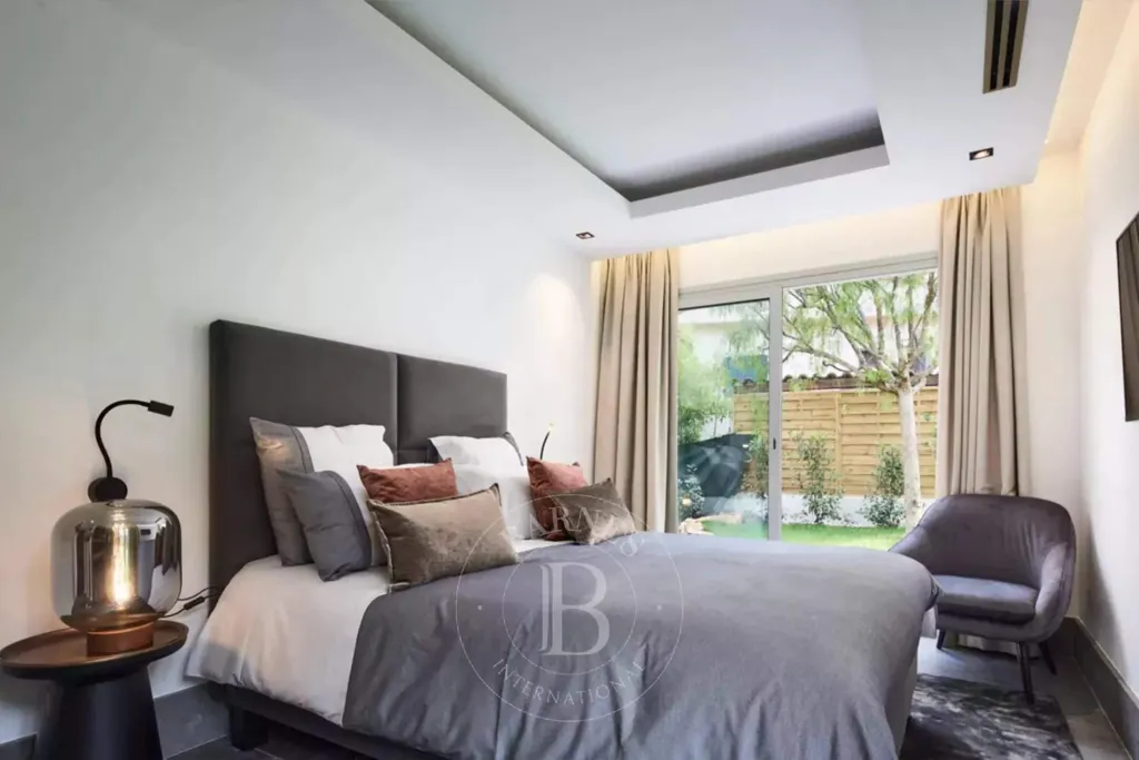 Bedrooms - 1950s Villa with Sea View in Cap d'Antibes