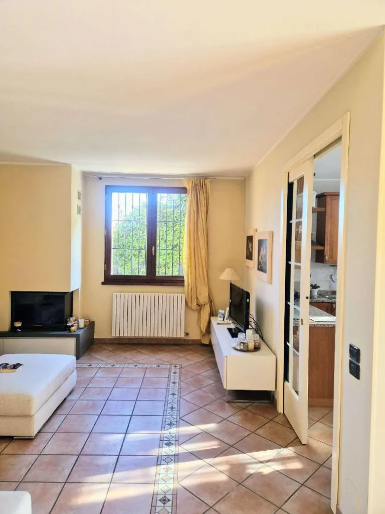 Soggiorno - Corner Semi-Detached Villa with Garden in Rubiera