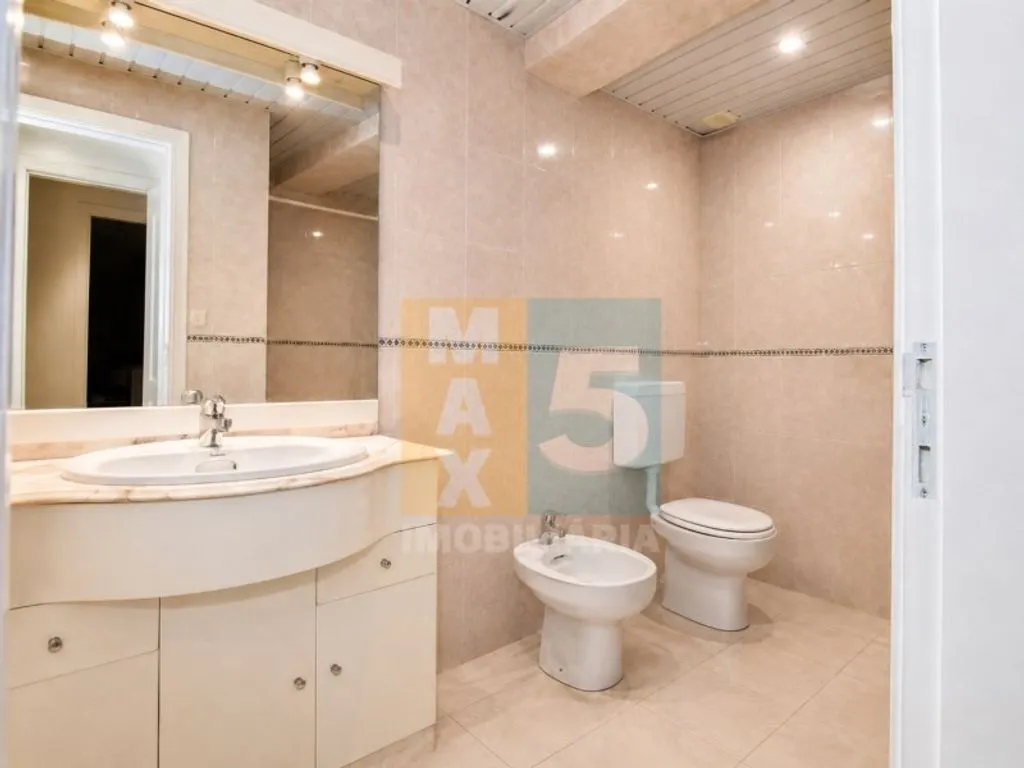 Vannitoad - Luxury Duplex Flat with Garage in Odivelas