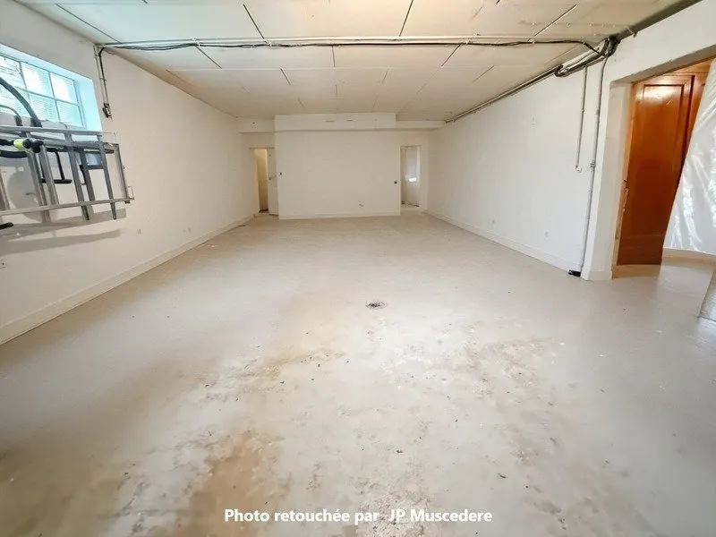 Garage - Maison de Maçon avec Potentiel d'Évolution en Lisière de Forêt