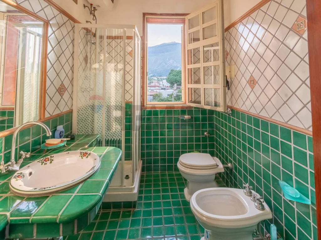 Salles de bain - Villa with Garden and Terrace in Carini