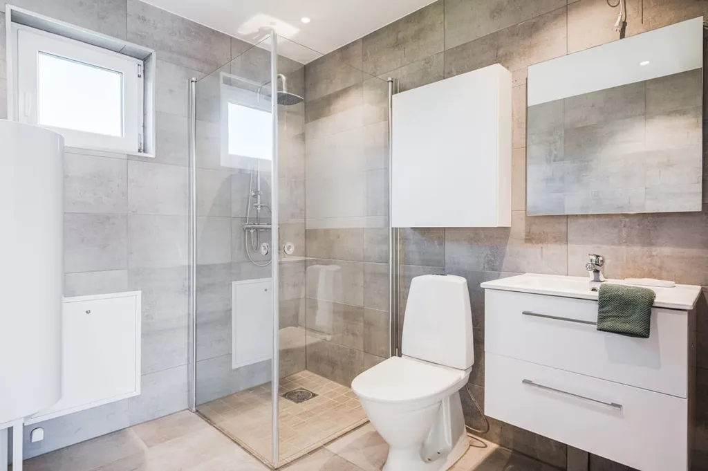 Salles de bain - Charming Stone House with Approved Plans in Nyhamnsläge