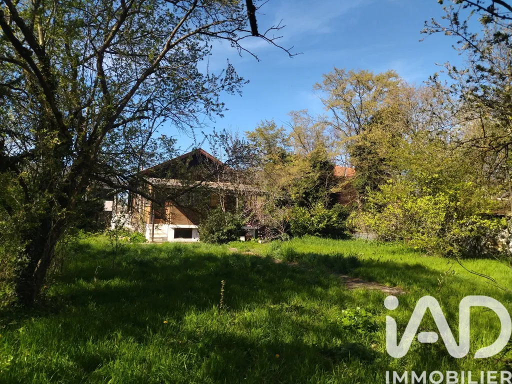 Aed - Renovable Chalet Plot with Garden in Tassin-La-Demi-Lune