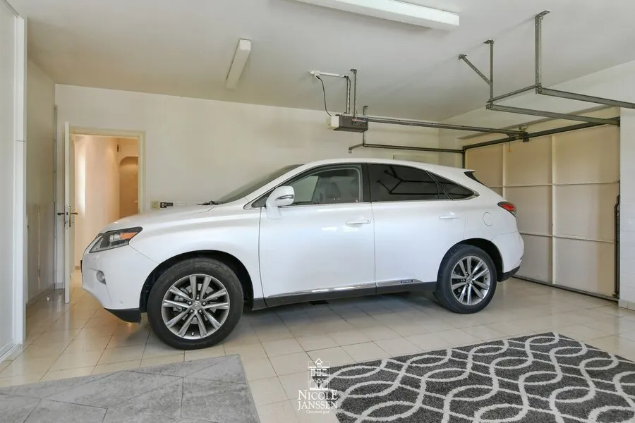 Garage - Villa avec Piscine à Maaseik