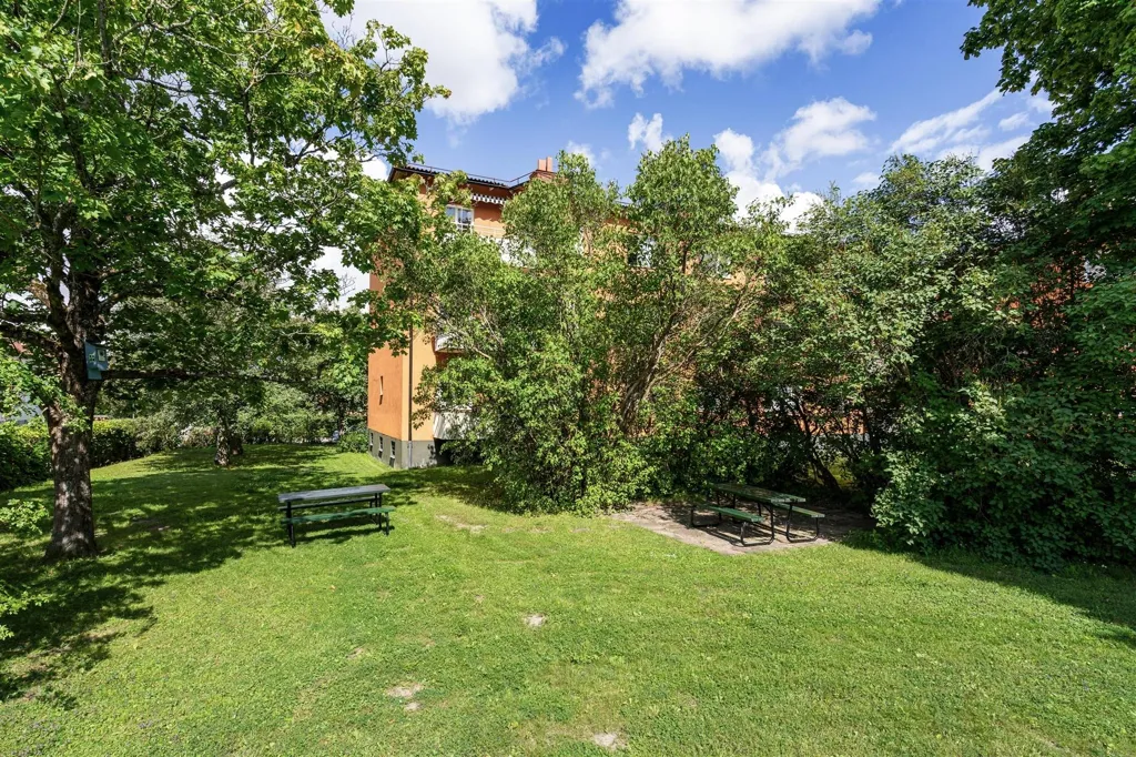 Jardin - 1st Floor Apartment with Balcony in Uppsala